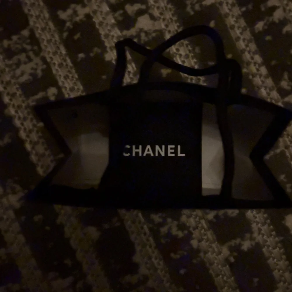 CHANEL Gold and pearl Logo Earrings - Picture 9 of 11